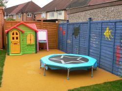 Wendyhouse, trampoline and the mural